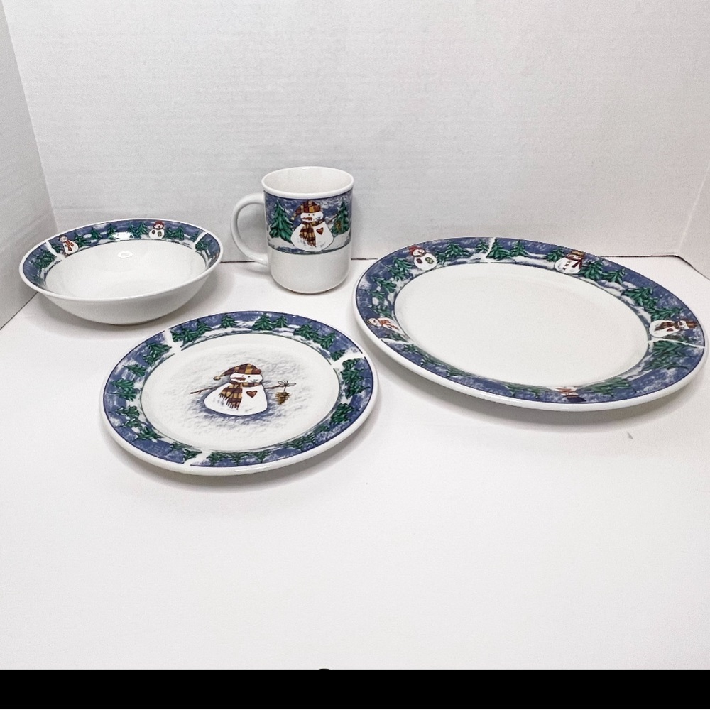 Oneida Set of 4 Frosty Friends Christmas Dishes Holiday Dinner set